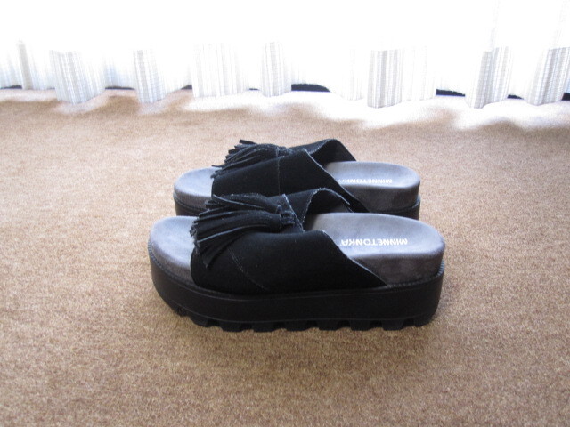 使用少ないキレイ MINNE TONKA ミネトンカ 厚底サンダル ブラック サイズ6/23cm拍卖