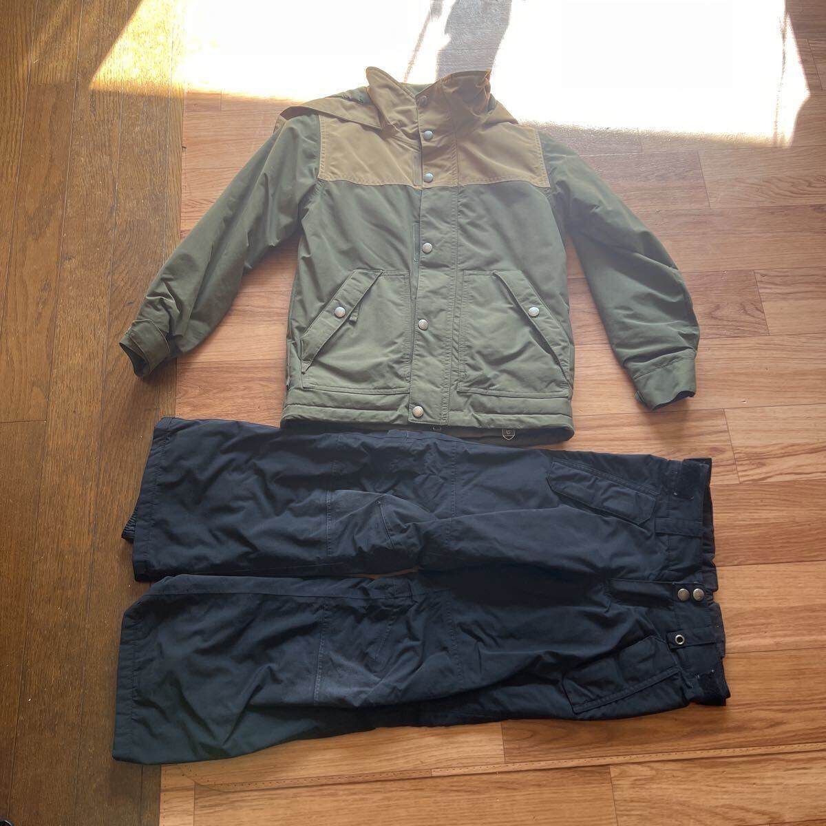 バートンスノーボードウエアーXS クリスマス割引+プロテクター 下半身つきます。拍卖