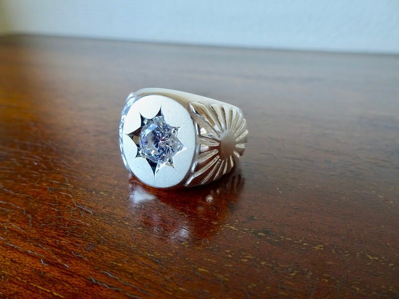 仁尾彫金『一つ星ジルコニア、プラチナ太陽の楕円印台リング』ハンドメイド175拍卖