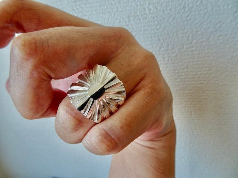 仁尾彫金『最大幅2.1cm太陽の平打ちリング』ハンドメイド309拍卖