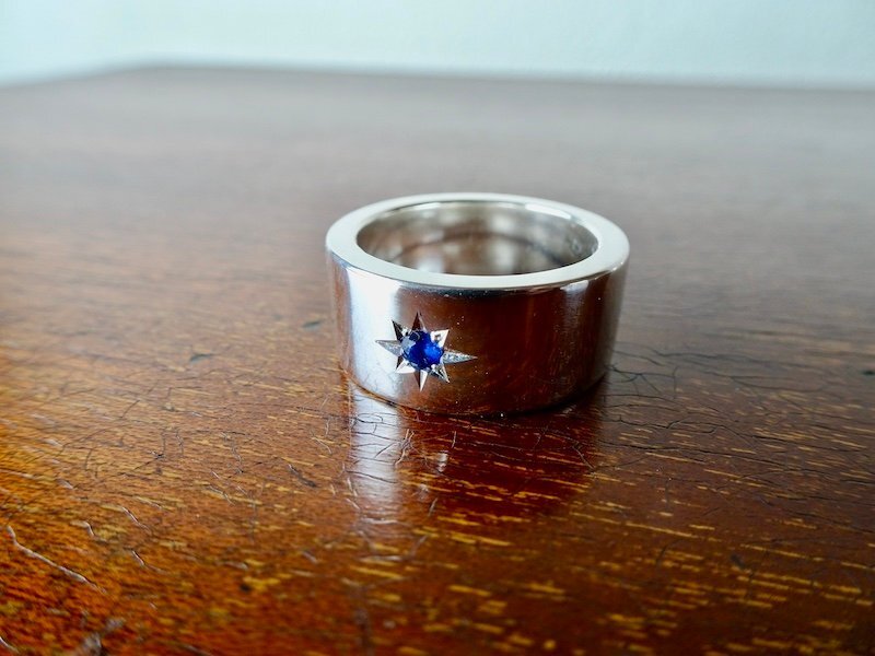 仁尾彫金『一つ星3mmサファイヤ、幅1cm、プラチナ平打リング』ハンドメイド271b拍卖