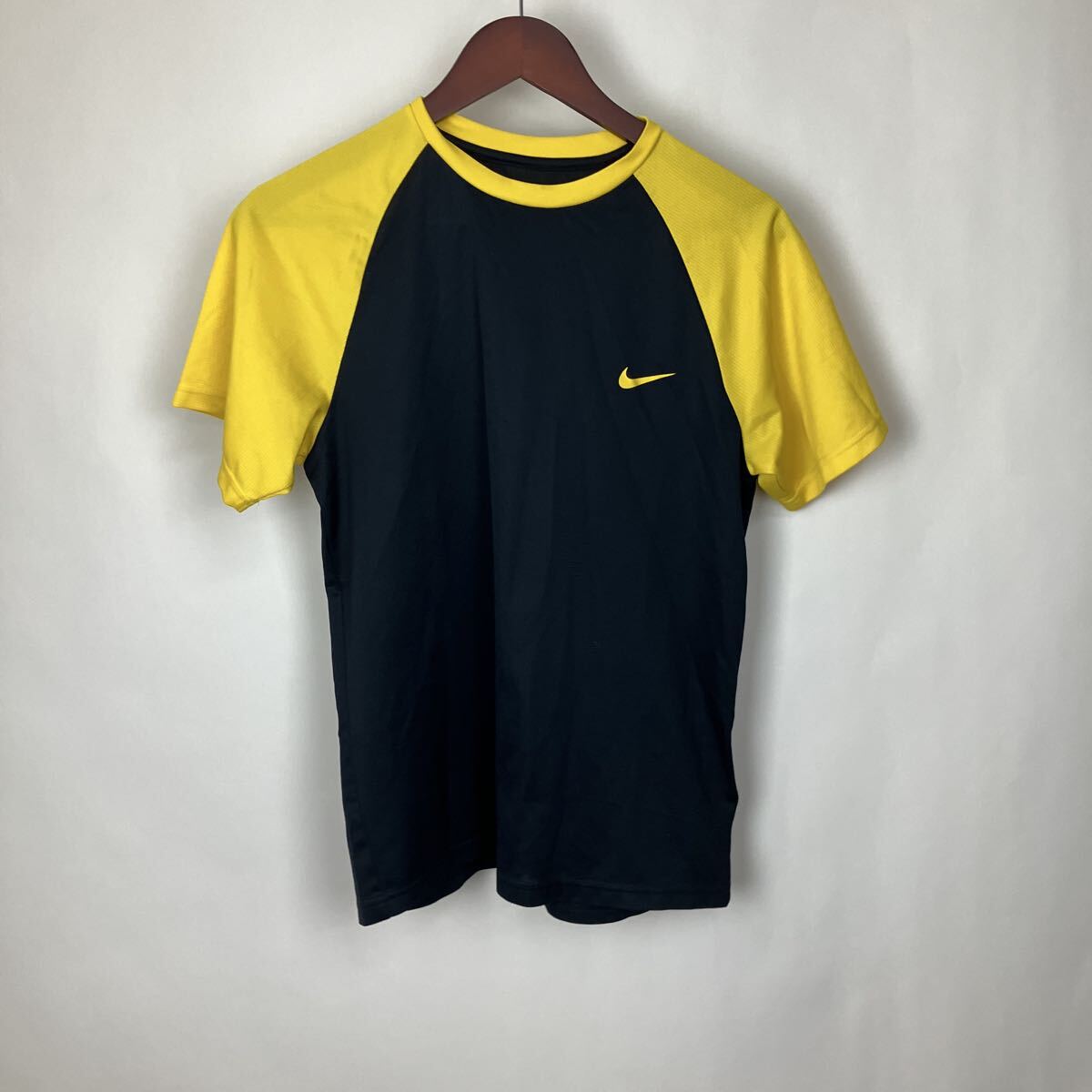 NIKE ナイキ 半袖 Tシャツ 半袖Tシャツ スポーツウェア イエロー 速乾 黄色 Lサイズ メンズ 男性向け ワンポイント拍卖