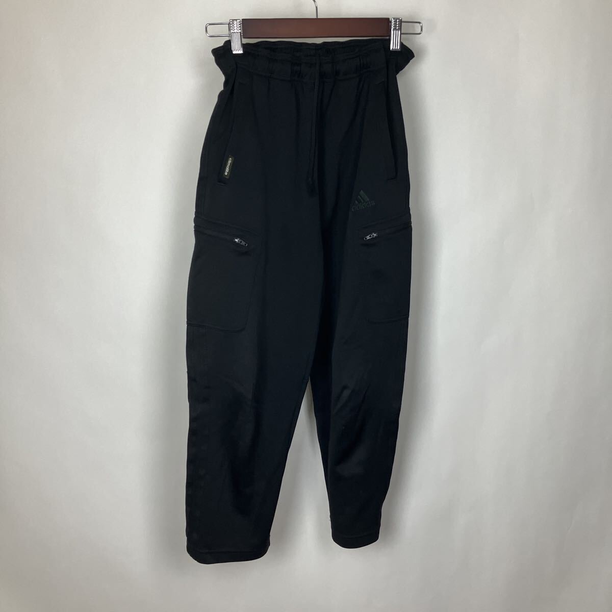 adidas アディダス ブラック ボトムス パンツ 黒 ナイロンパンツ Mサイズ ウエストゴム ワンポイント ブラックレディース拍卖