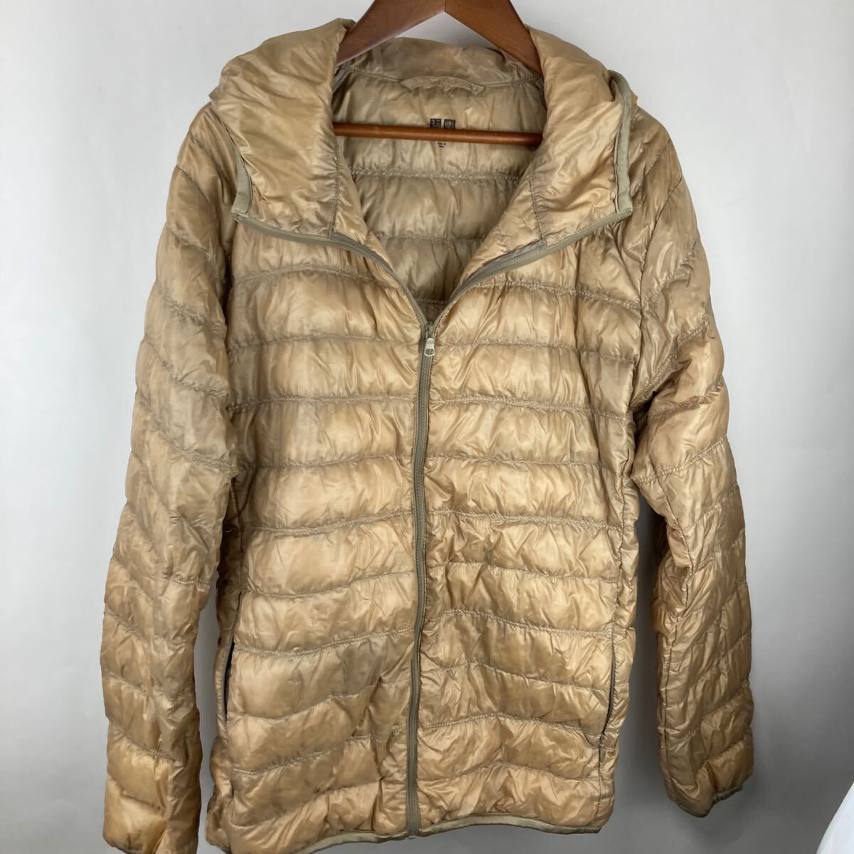 ユニクロ UNIQLO ダウンジャケット ライトダウン S 軽量 防寒 ウルトラライトダウンジャケット ベージュ メンズ シンプル ライトダウン拍卖