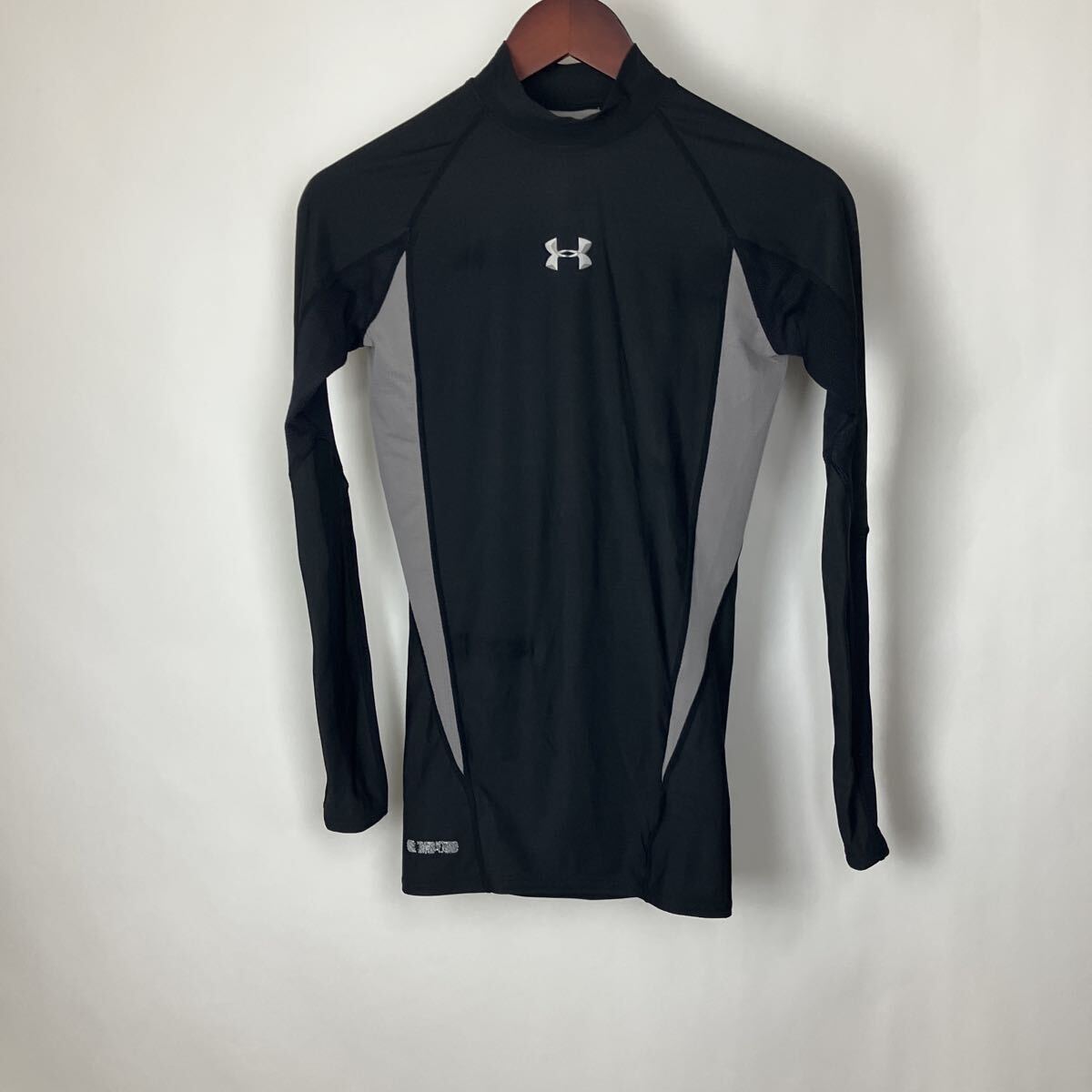 アンダーアーマー UNDER ARMOUR ブラック ヒートギア ロゴプリント 長袖 インナー メンズ 男性向け スポーツウェア拍卖