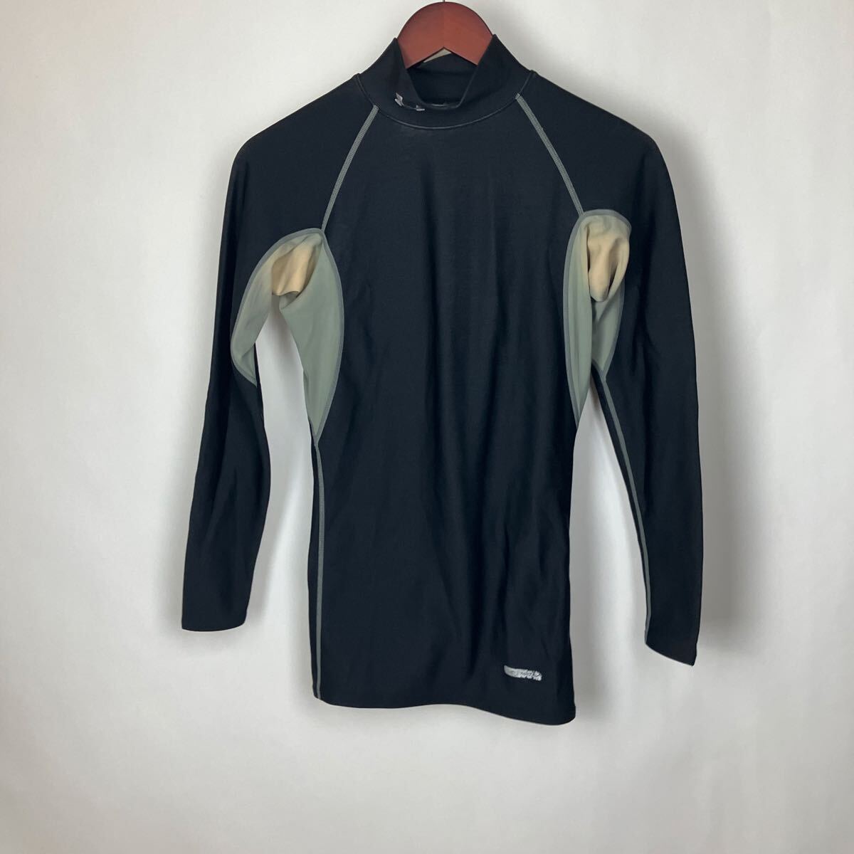 アンダーアーマー UNDER ARMOUR ヒートギア インナー ブラック アンダーシャツ ハイネック スポーツウェア Mサイズ メンズ拍卖