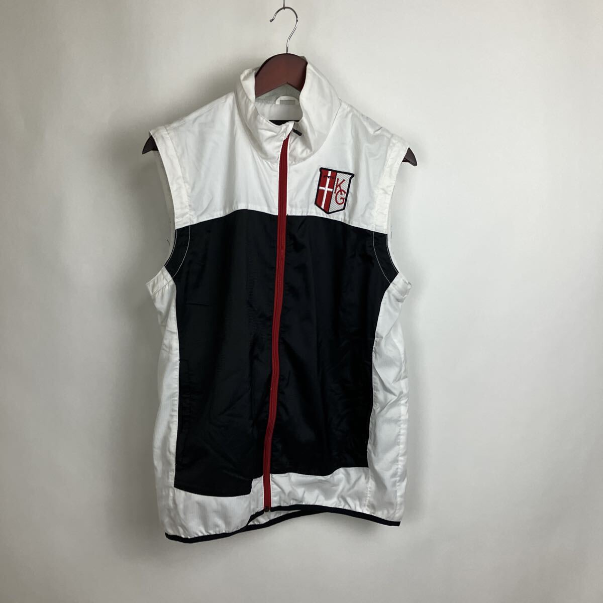 カッパ Kappa ホワイト Lサイズ メンズ 男性向け 白 ベスト ジップアップベスト 刺繍 ロゴ 袖なし トップス シャカシャカ拍卖