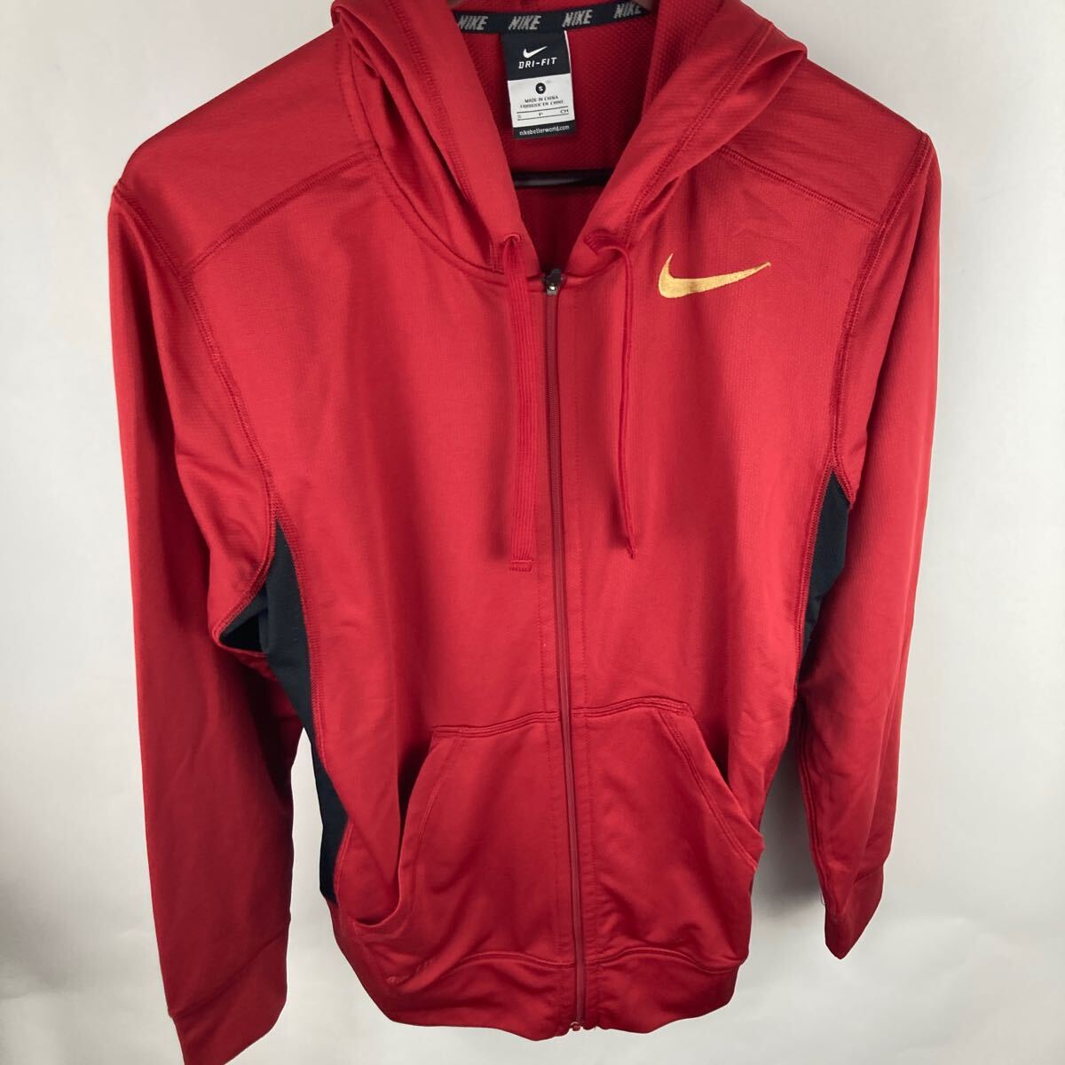 ナイキ NIKE パーカー レッド フーディ ジップアップ ロゴ刺繍 ジャージ Sサイズ スポーツウェア トレーニングウェア ストリート拍卖