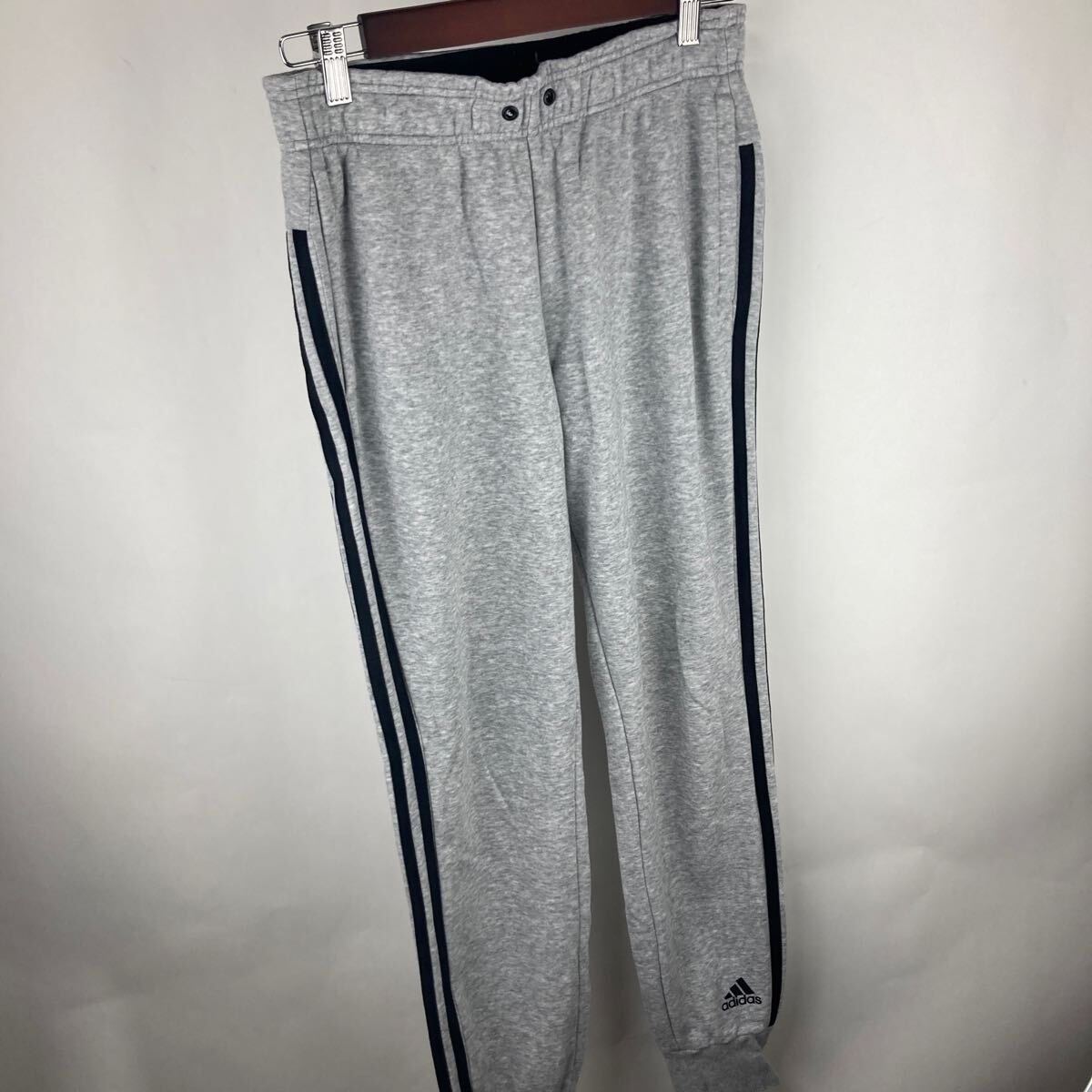 アディダス adidas グレー スウェットパンツ スウェットロングパンツ エッセンシャルズ フレンチテリー スリーストライプ テーパードパンツ拍卖