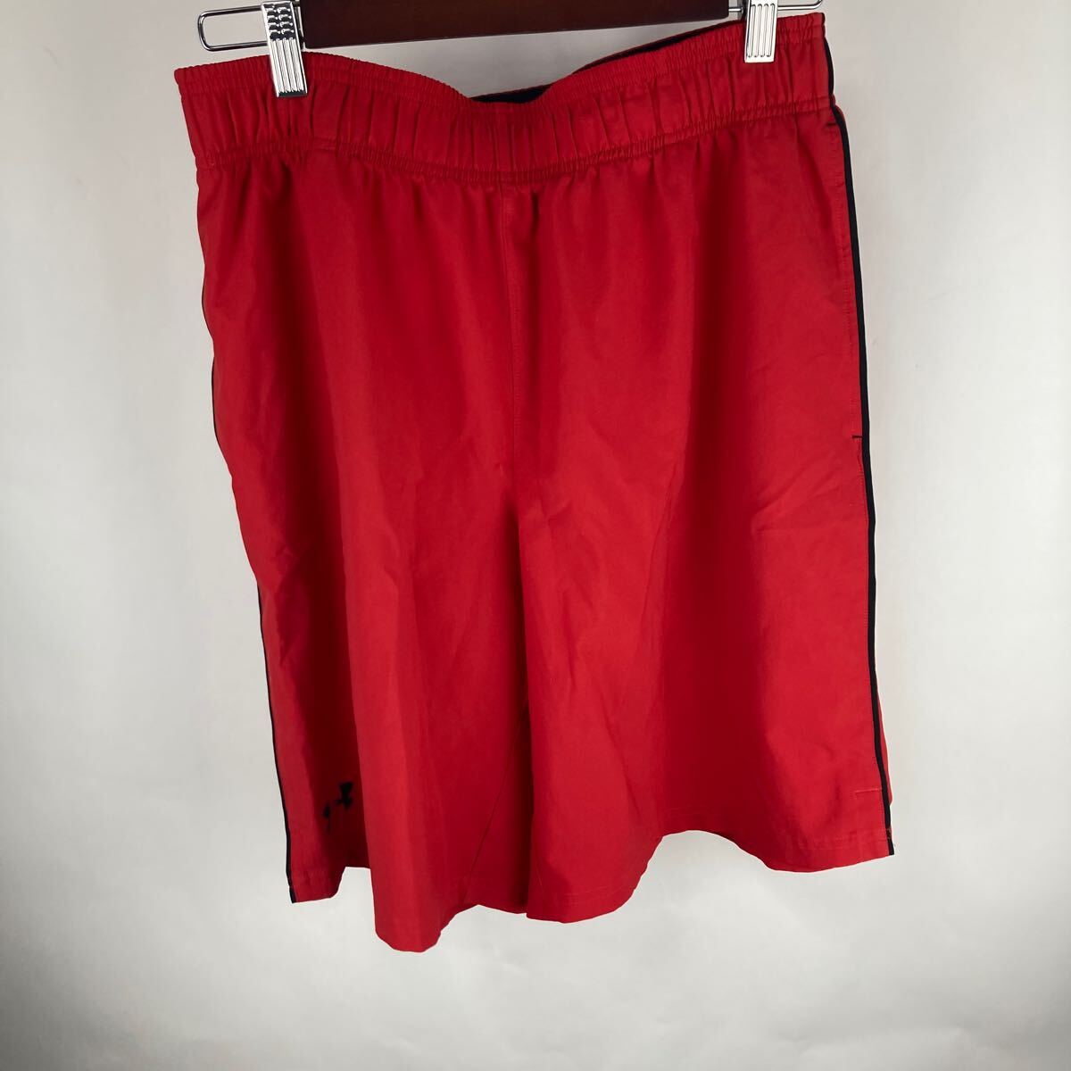 ハーフパンツ 赤 ショートパンツ アンダーアーマー レッド UNDER ARMOUR 黒 トレーニング トレーニングウェア スポーツパンツ 古着拍卖
