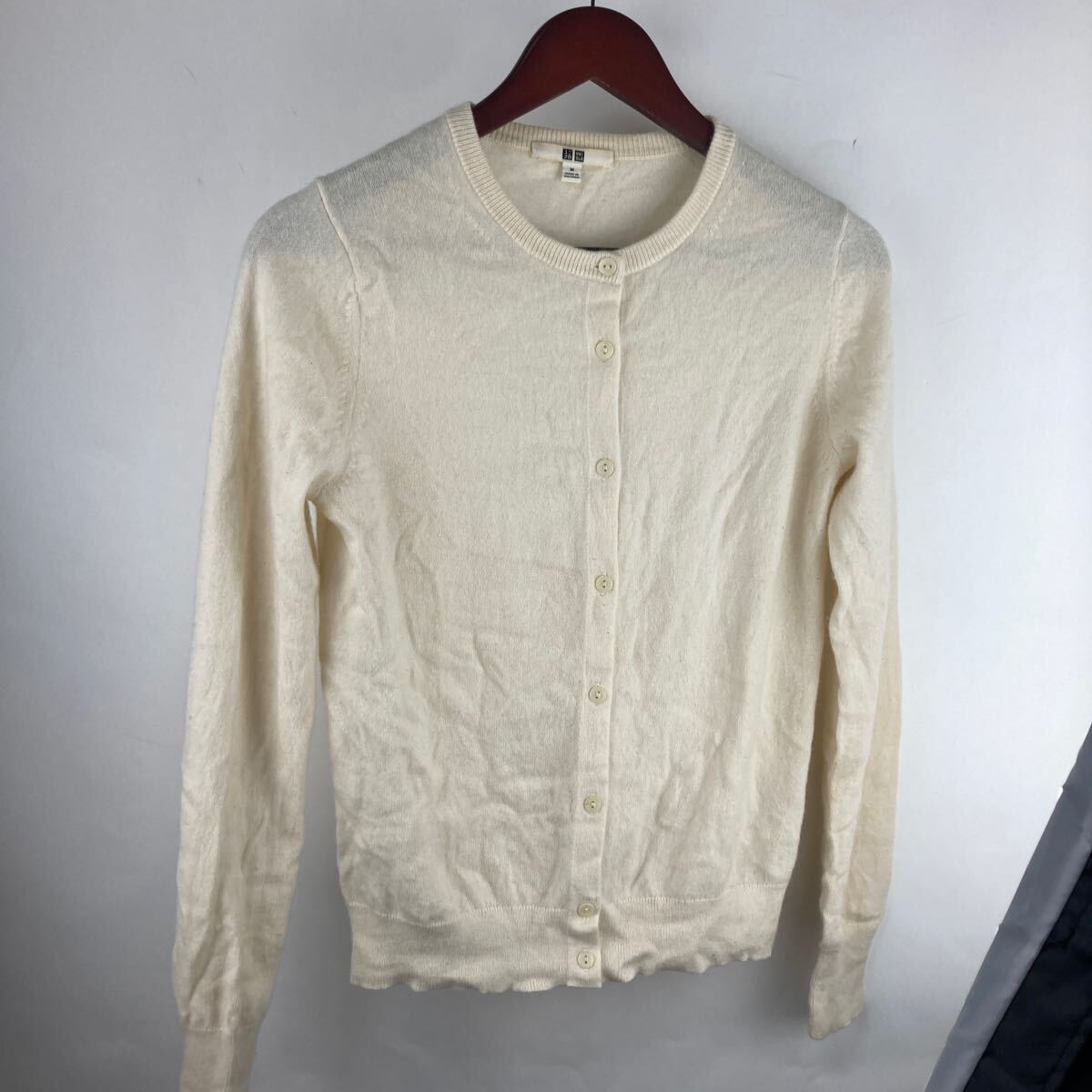 カーディガン ユニクロ UNIQLO 長袖 ニット M 白 トップス sizeM カシミヤ100 レディース ホワイト ボタン 保温性 カジュアル 拍卖