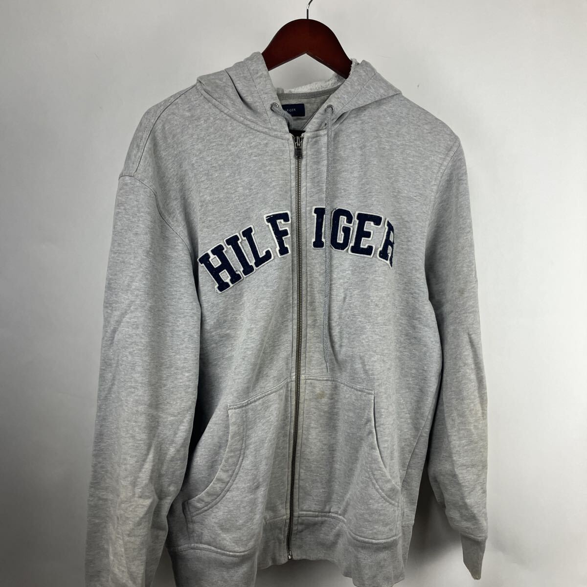 TOMMY HILFIGER パーカー トミーヒルフィガー ジップアップ グレー スウェット 裏起毛 トップス Mストリート 古着 激安古着 ジップパーカー拍卖