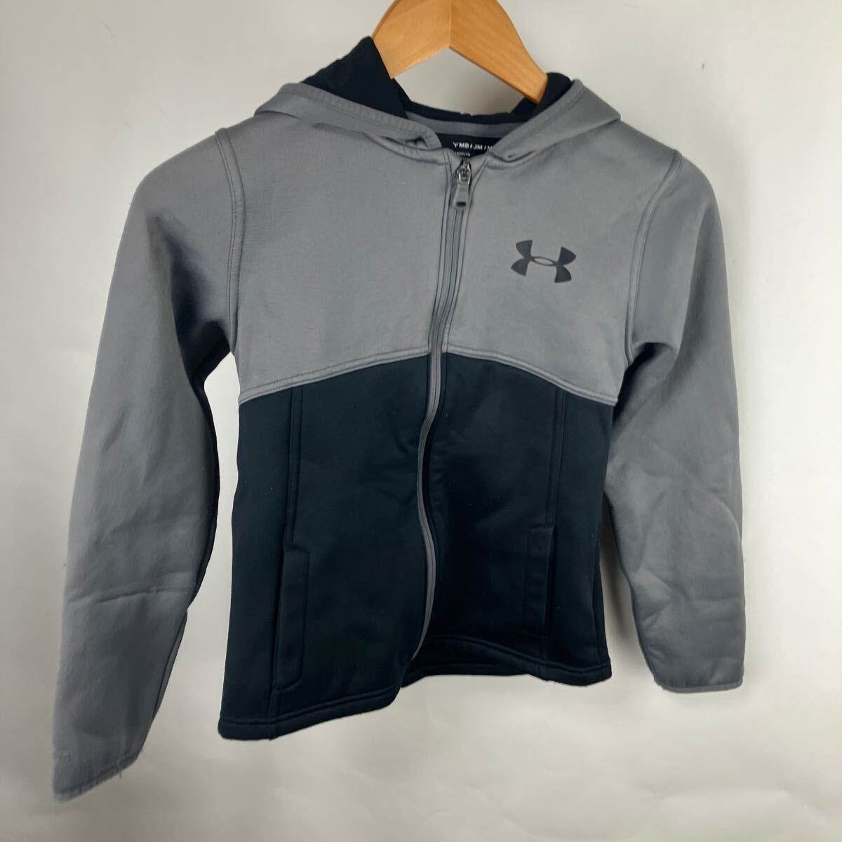 UNDER アンダーアーマー ARMOUR スウェット キッズ グレー パーカー ジャージ ジュニア ストリート スポーツウェア 裏起毛 激安古着 古着拍卖
