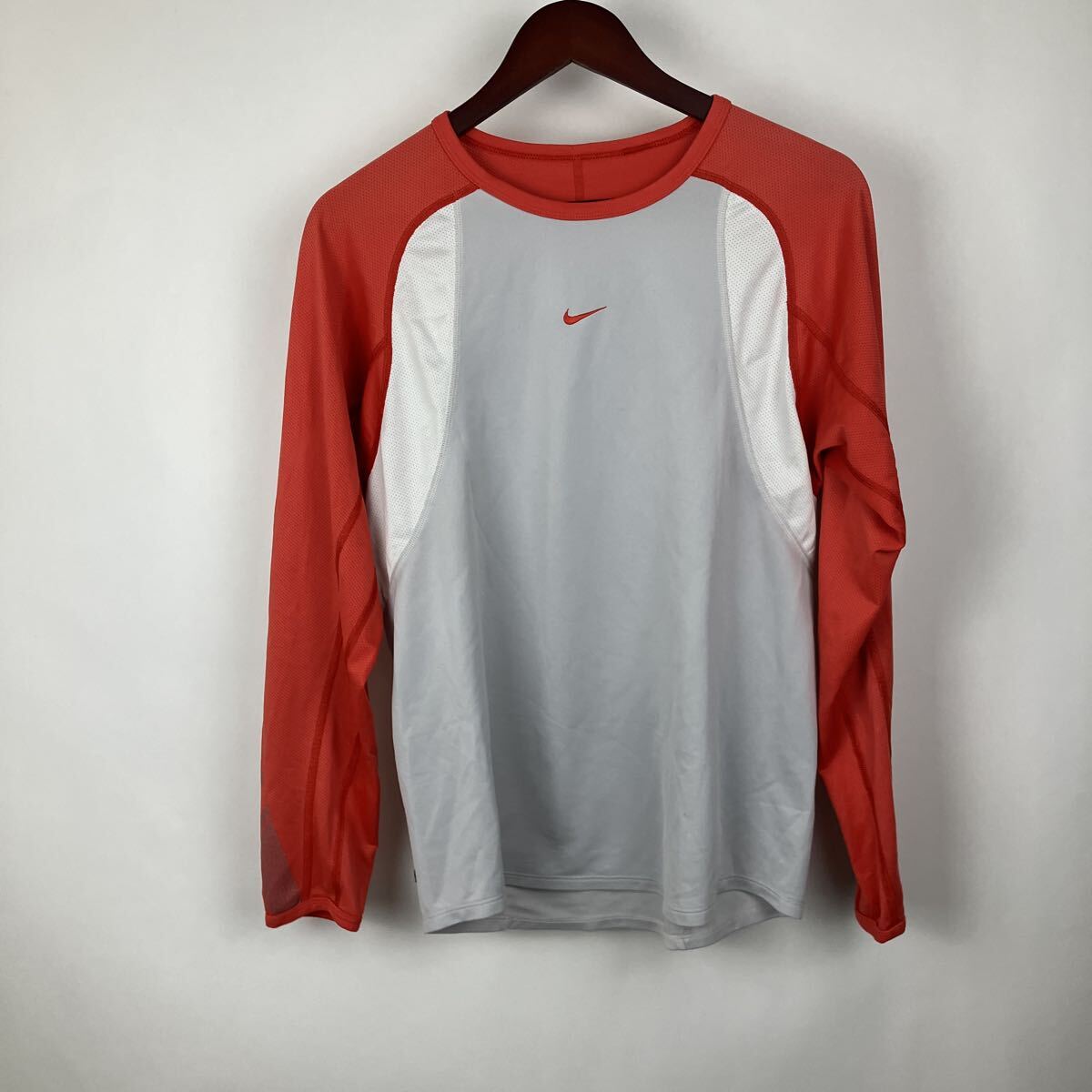 NIKE ナイキ 長袖 グレー オレンジ 速乾 ロゴ刺繍 Lサイズ メンズ 男性向け スポーツウェア ワンポイント ランニングシャツ拍卖
