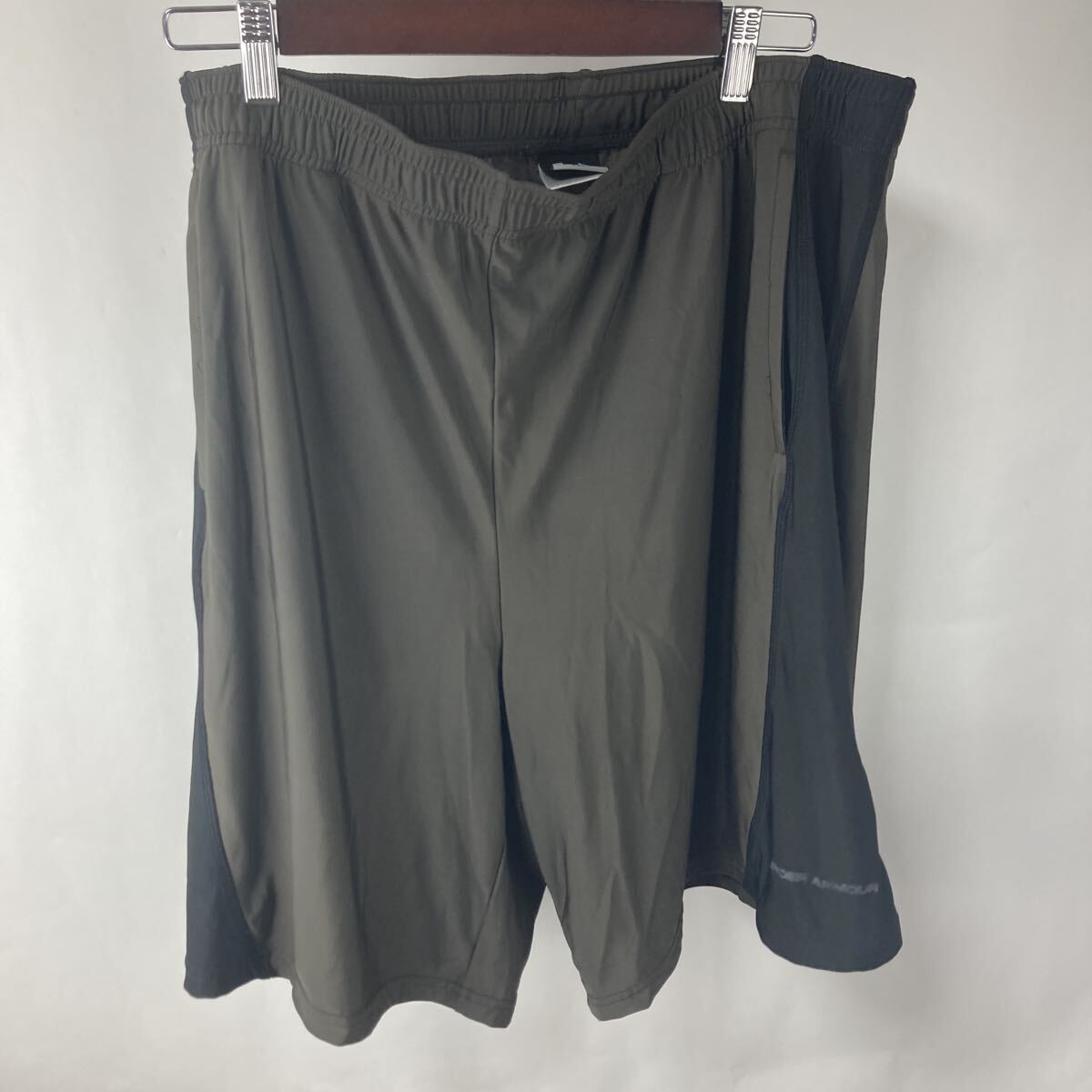 ハーフパンツ ショートパンツ ナイキ グレー ブラック ショーツ ロゴプリント UNDER ARMOUR アンダーアーマー トレーニングウェア激安古着拍卖