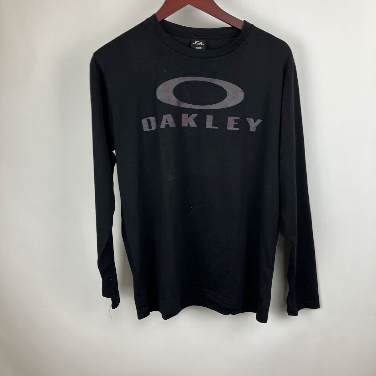 オークリー OAKLEY Tシャツ ブラック 半袖Tシャツ Mサイズ 長袖Tシャツ トップス ビッグロゴ メンズ 男性向け 薄い生地拍卖