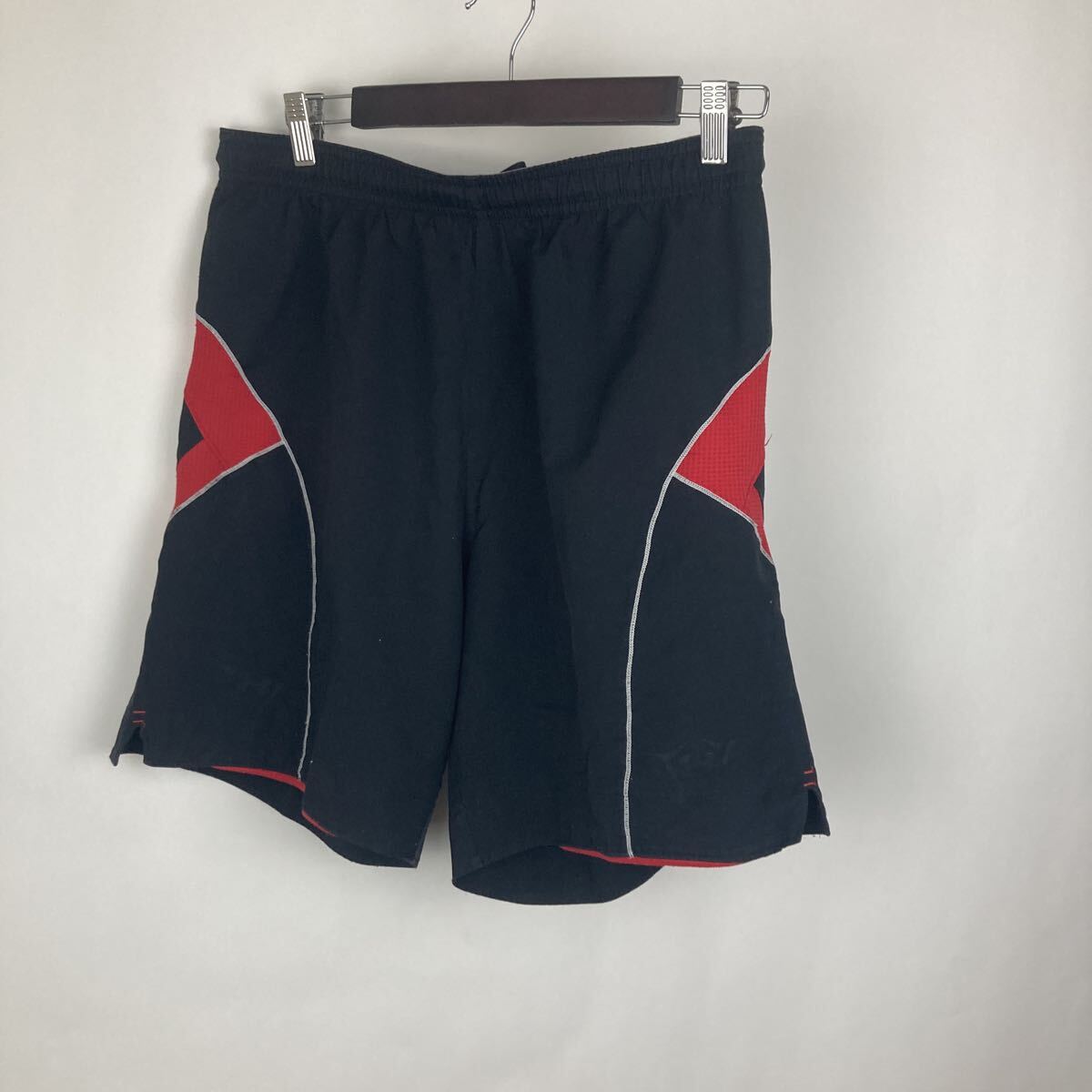 UNDER ARMOUR アンダーアーマー ブラック ハーフパンツ ショートパンツ L 黒 バスパン 赤 スポーツウェア トレーニングウェア 激安古着拍卖