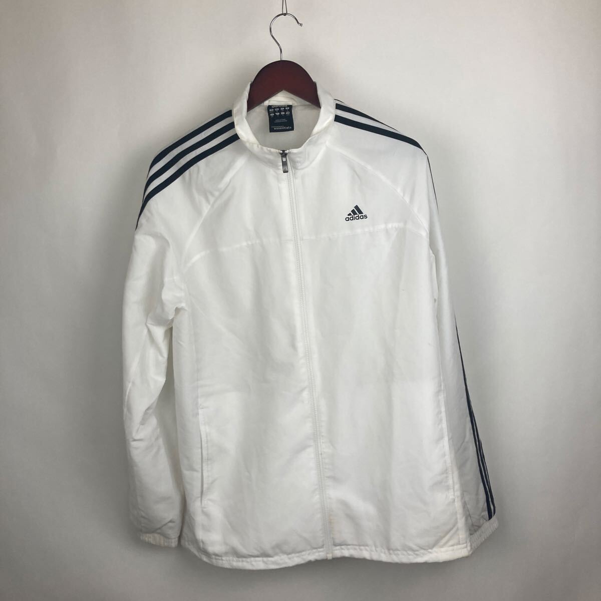 adidas アディダス ホワイト トップス ナイロンジャケット ウインドブレーカー ジャケット ブラック スポーツウェア 白 トレーニングウェア拍卖