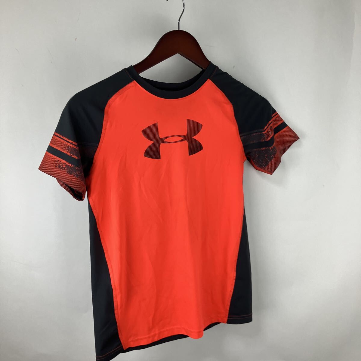 UNDER ARMOUR アンダーアーマー レッド ヒートギア 半袖Tシャツ ロゴプリント 半袖 YLG キッズ オレンジ メンズ拍卖
