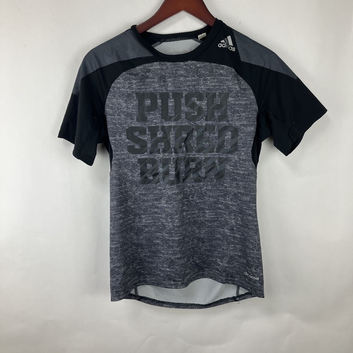 adidas アディダス 半袖 グレー Tシャツ 黒 半袖Tシャツ Sサイズ ブラック メンズ 男性向け 男性 ロゴ プリント グレー拍卖