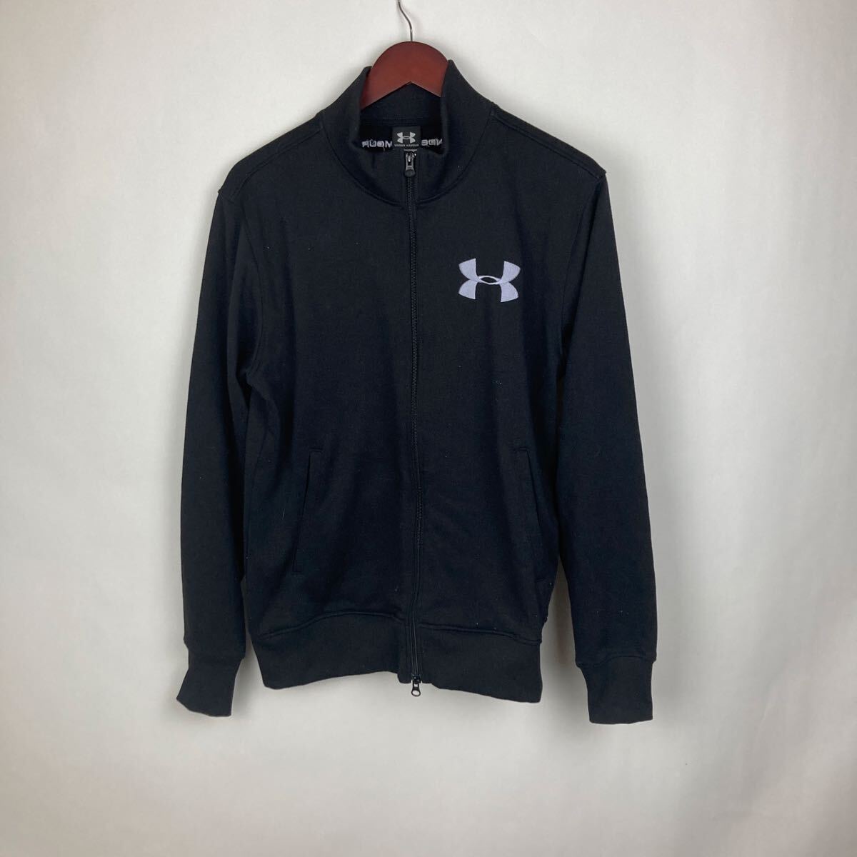 アンダーアーマー UNDER ARMOUR ブラック ジャケット ジャージ ジャージジャケット 長袖 ロゴプリント ワンポイント トレーニングウェア拍卖