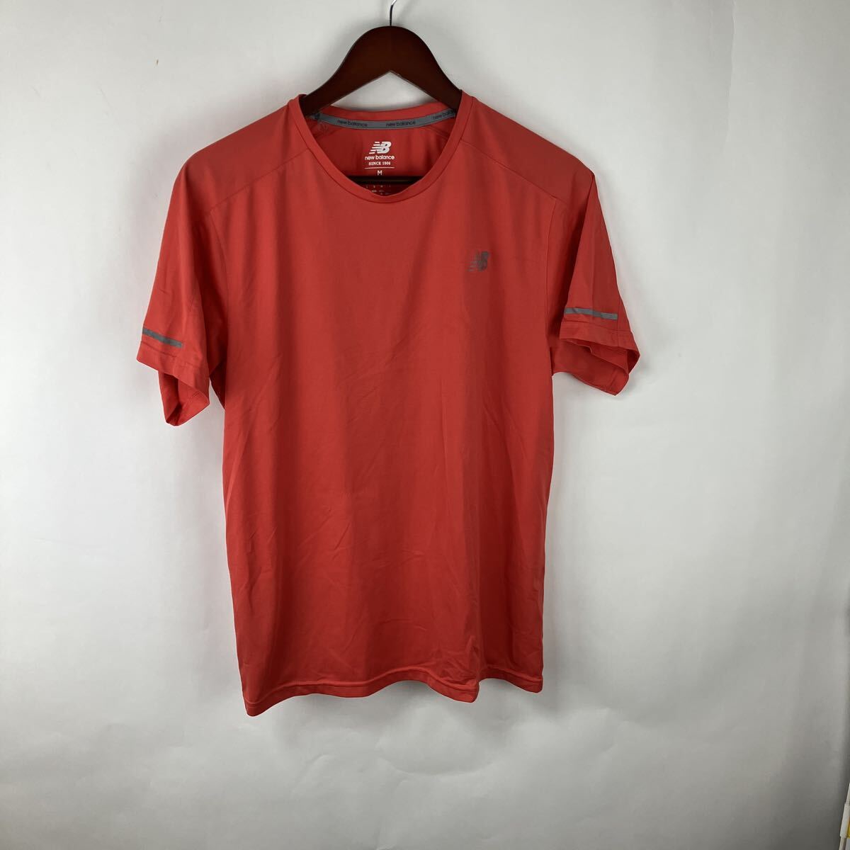 ニューバランス 半袖Tシャツ オレンジ ロゴプリント Mサイズ メンズ 男性向け 男性用 ワンポイント 速乾生地拍卖