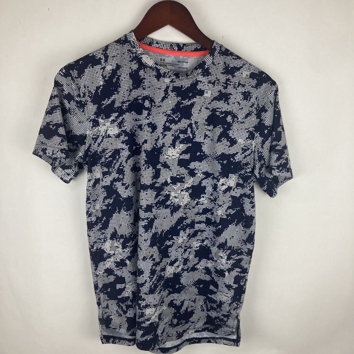 UNDER ARMOUR アンダーアーマー 迷彩柄 半袖Tシャツ M Tシャツ 半袖 ネイビー ホワイト 白 紺色 スポーツウェア スポーツ拍卖