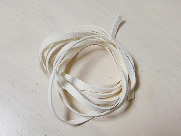 鹿革紐(ディアスキン) 白 100cm 幅約4mm ゴローズなどのカスタムに★拍卖