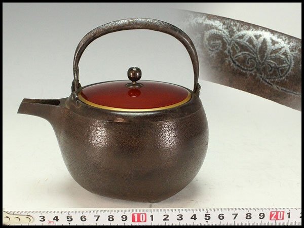 【金閣】古鉄 持ち手 唐草 銀象嵌 瓶 注器 鉄瓶 銀摘 金縁朱塗蓋 旧家蔵出 送料無料(XA811)拍卖