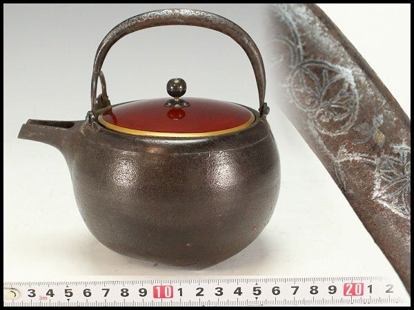 【金閣】古鉄 持ち手 唐草 銀象嵌 瓶 注器 鉄瓶 銀摘 金縁朱塗蓋 旧家蔵出 送料無料(XA812)拍卖