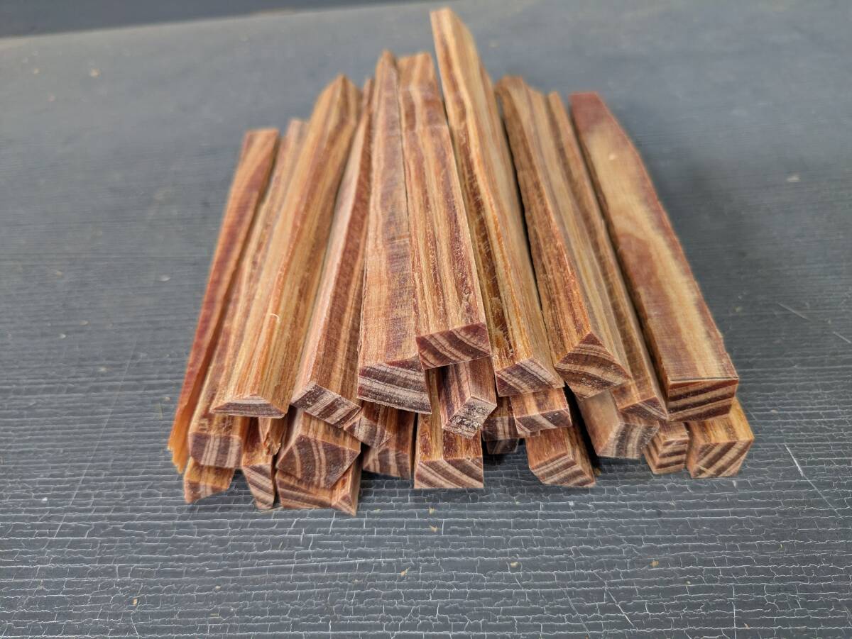 w-452 肥松 ヤニ松 端材 約1.1kg 脂多め 焚き付け 薪 ファットウッド③ 木工・着火剤などに拍卖