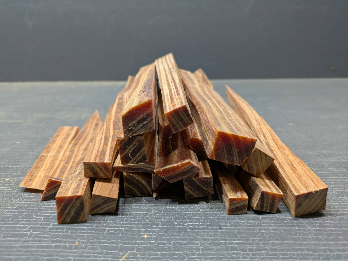 w-455 肥松 ヤニ松 端材 約1.0kg 脂多め 焚き付け 薪 ファットウッド④ 木工・着火剤などに拍卖