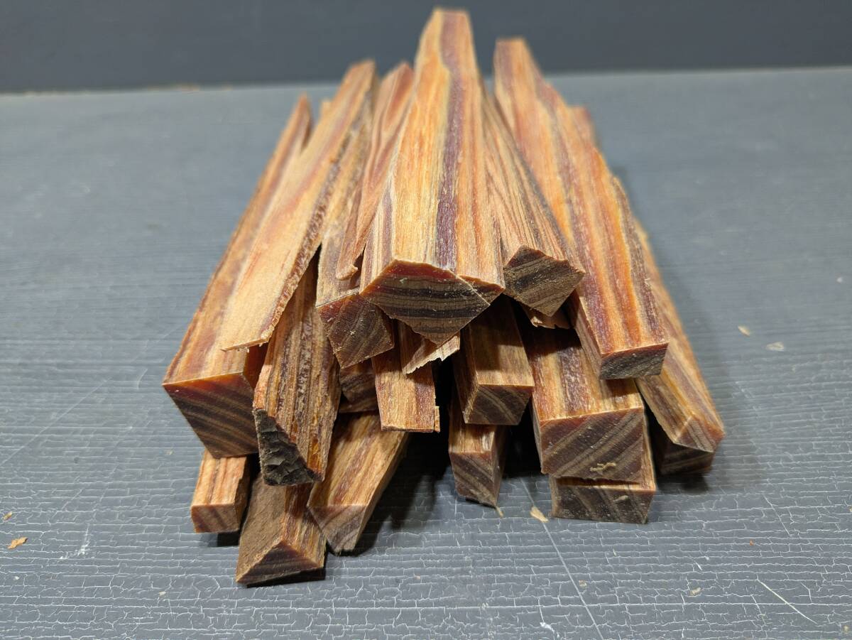 w-456 肥松 ヤニ松 端材 約1.0kg 脂多め 焚き付け 薪 ファットウッド① 木工・着火剤などに拍卖