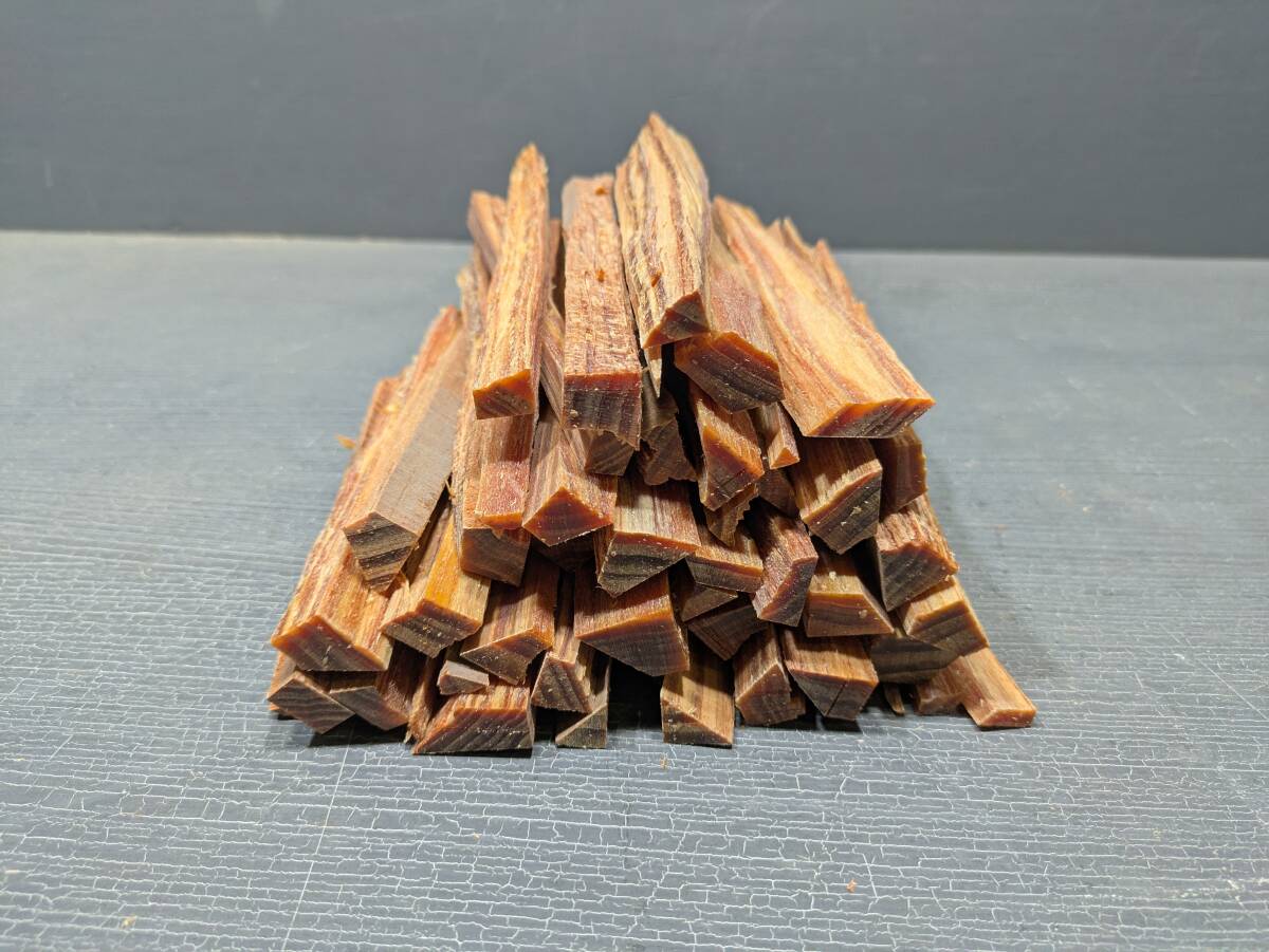 w-457 肥松 ヤニ松 端材 約1.0kg 脂多め 焚き付け 薪 ファットウッド② 木工・着火剤などに拍卖