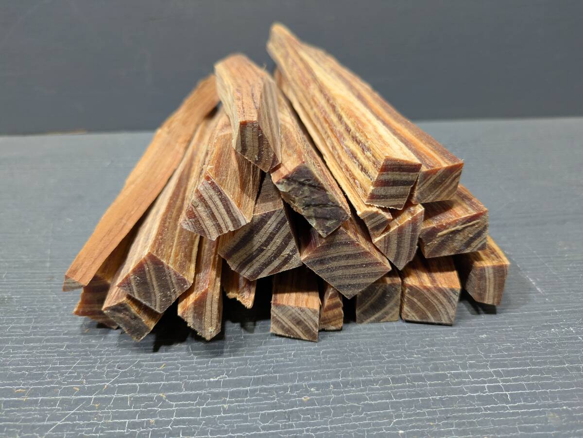 w-458 肥松 ヤニ松 端材 約1.0kg 脂多め 焚き付け 薪 ファットウッド③ 木工・着火剤などに拍卖