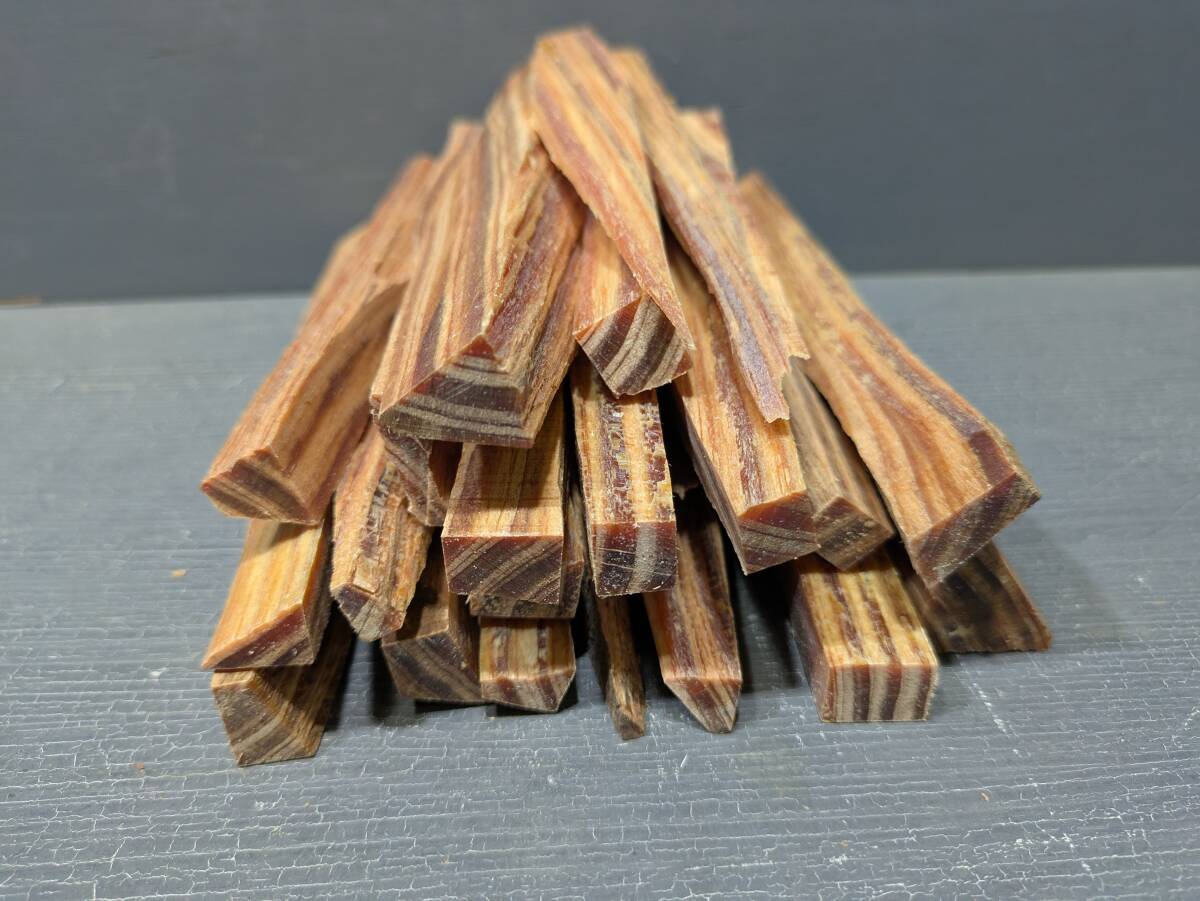 w-459 肥松 ヤニ松 端材 約1.0kg 脂多め 焚き付け 薪 ファットウッド④ 木工・着火剤などに拍卖