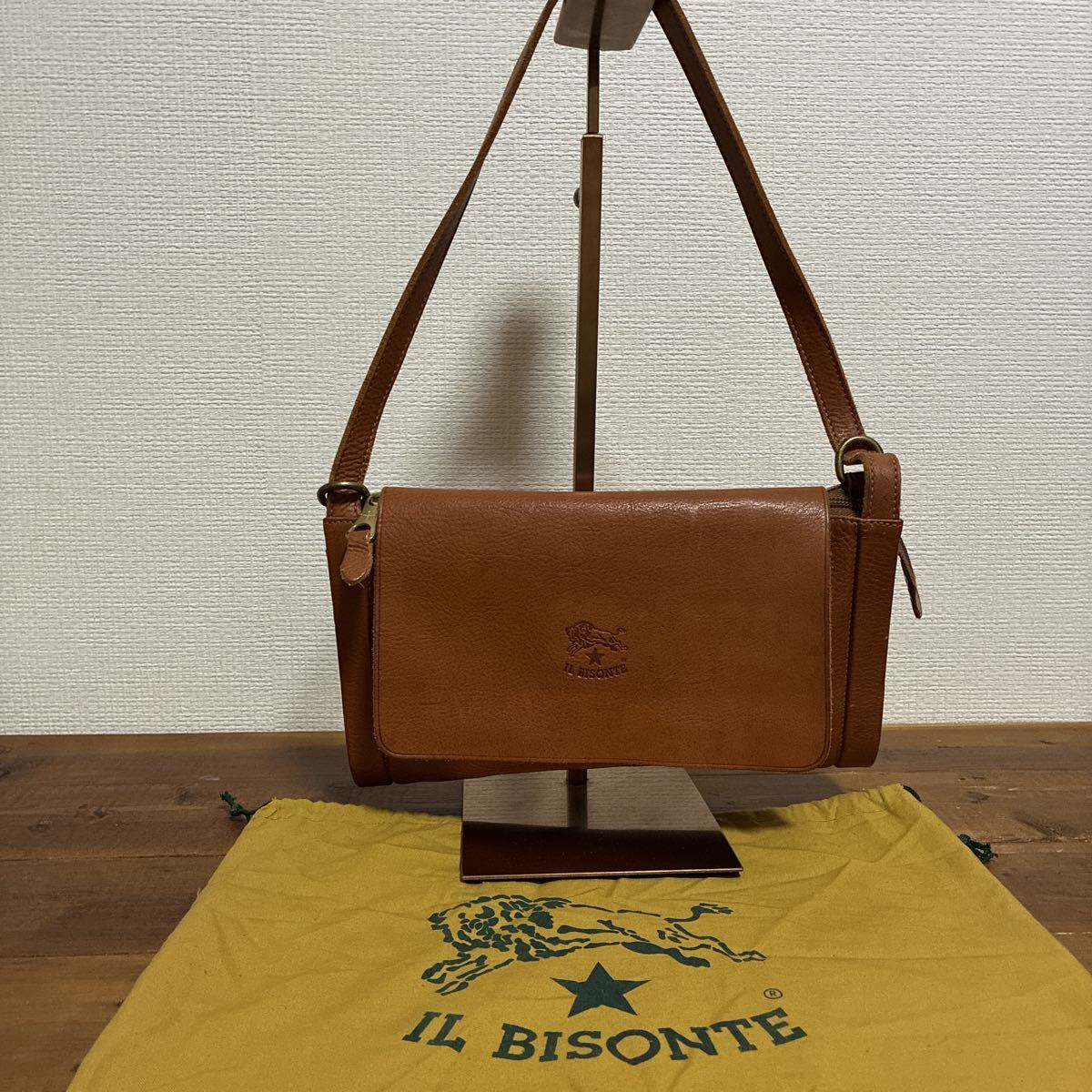 IL BISONTE イルビゾンテ 肩掛け可 ブラウン レザー ワンショルダーバッグ イタリア製 本革拍卖