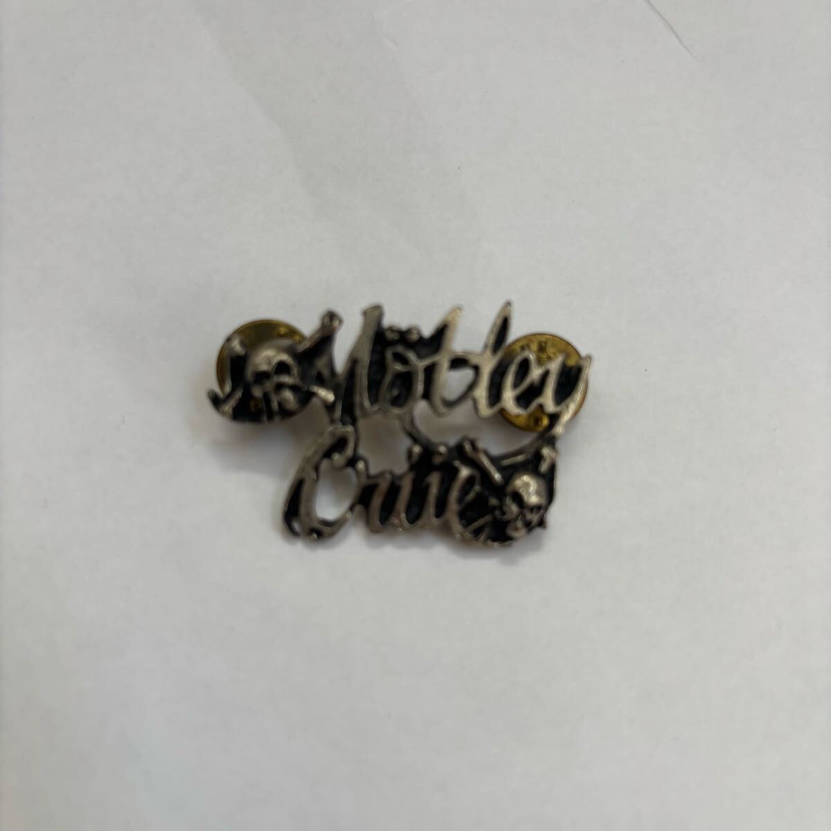 Original vintage 1989 Motley Crue pewter pin badge拍卖