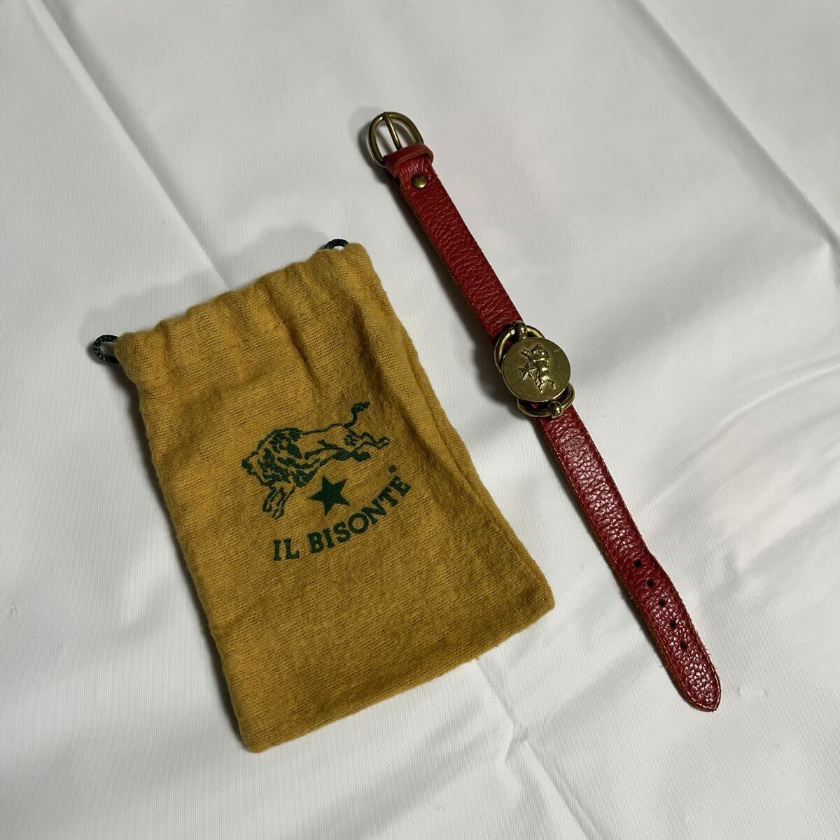 送料430円 美品 IL BISONTE イルビゾンテ ブレスレット ロゴ金物 レザー レッド ゴールド ユニセックス 保存袋付き アクセサリー拍卖