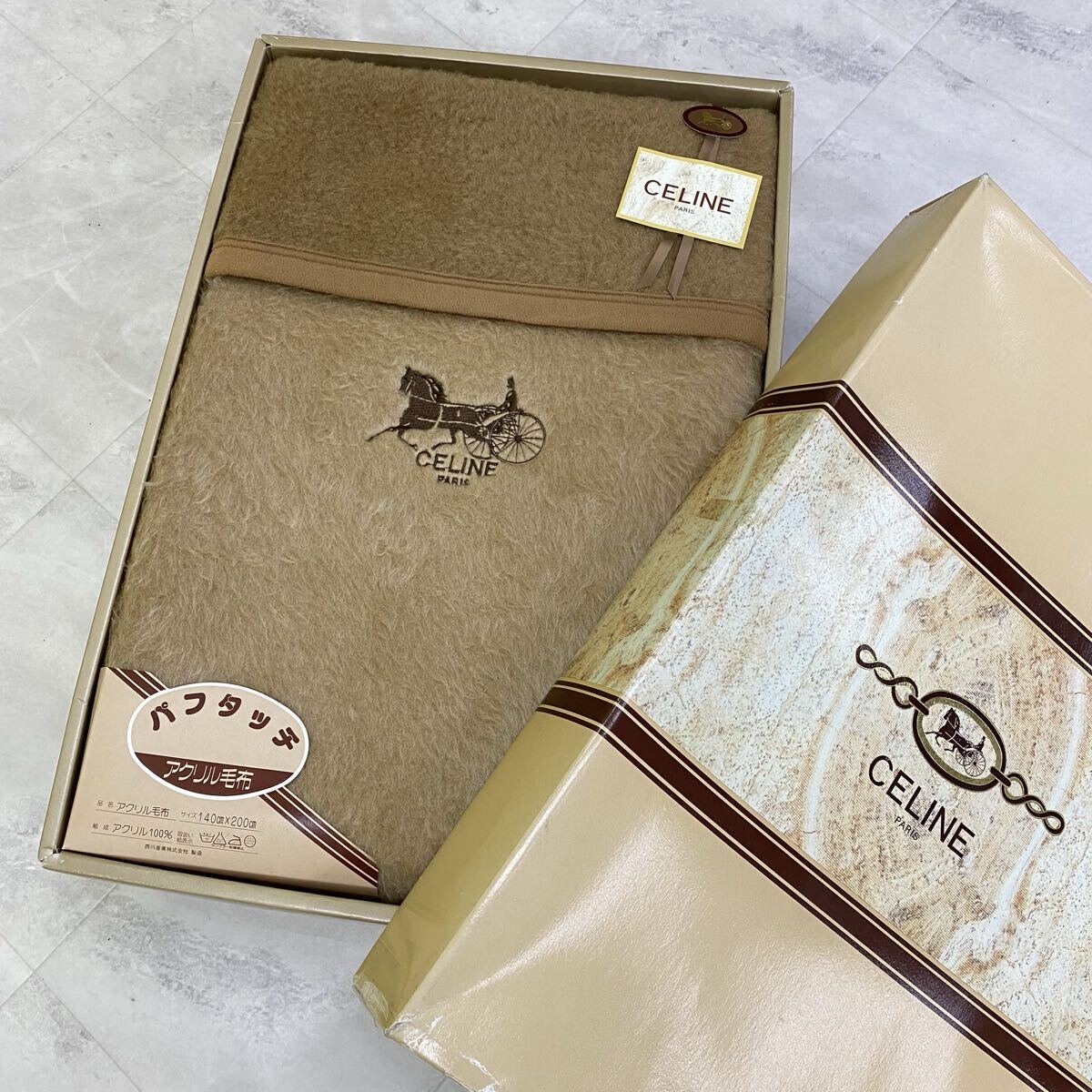 SU■未使用■ CELINE セリーヌ アクリル毛布 外箱付き 茶 ベージュ系 無地 ロゴ刺繍 アクリル100% 140×200cm シングル 西川産業 毛布 寝具拍卖