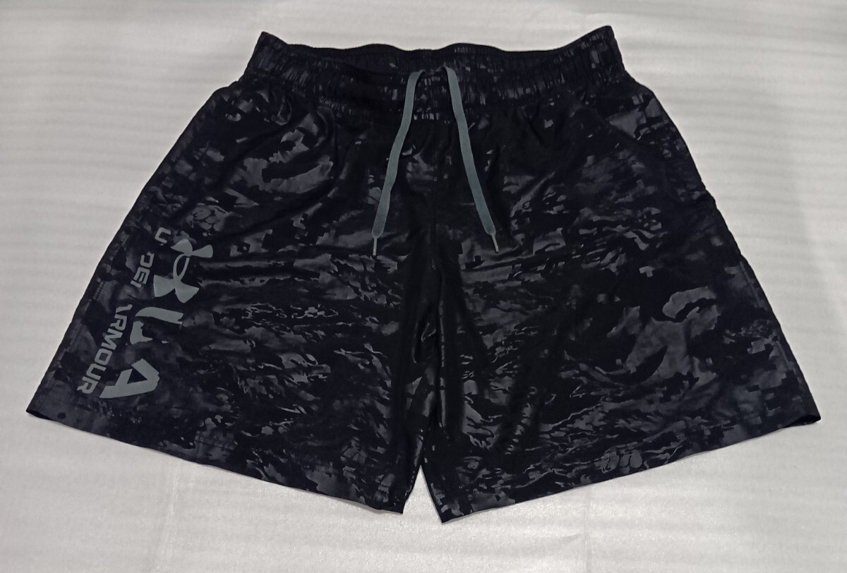 ☆UNDER ARMOUR サイズLショート短パンツ半ハーフ黒色ブラックLOOSE軽ズボン総柄スポーツGLAYファッション洗濯済ボトムス アンダーアーマー拍卖