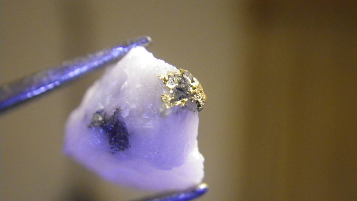 栃原金山の自然金です(3㎜の金脈)。 華麗な金脈拍卖