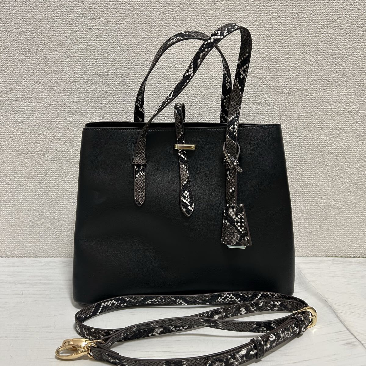 レディース 斜め掛け 2way ショルダーバッグ トートバッグ ハンドバッグ 黒色 ブラック 蛇柄 ヘビ柄 合皮 レザー 軽量 カジュアル拍卖