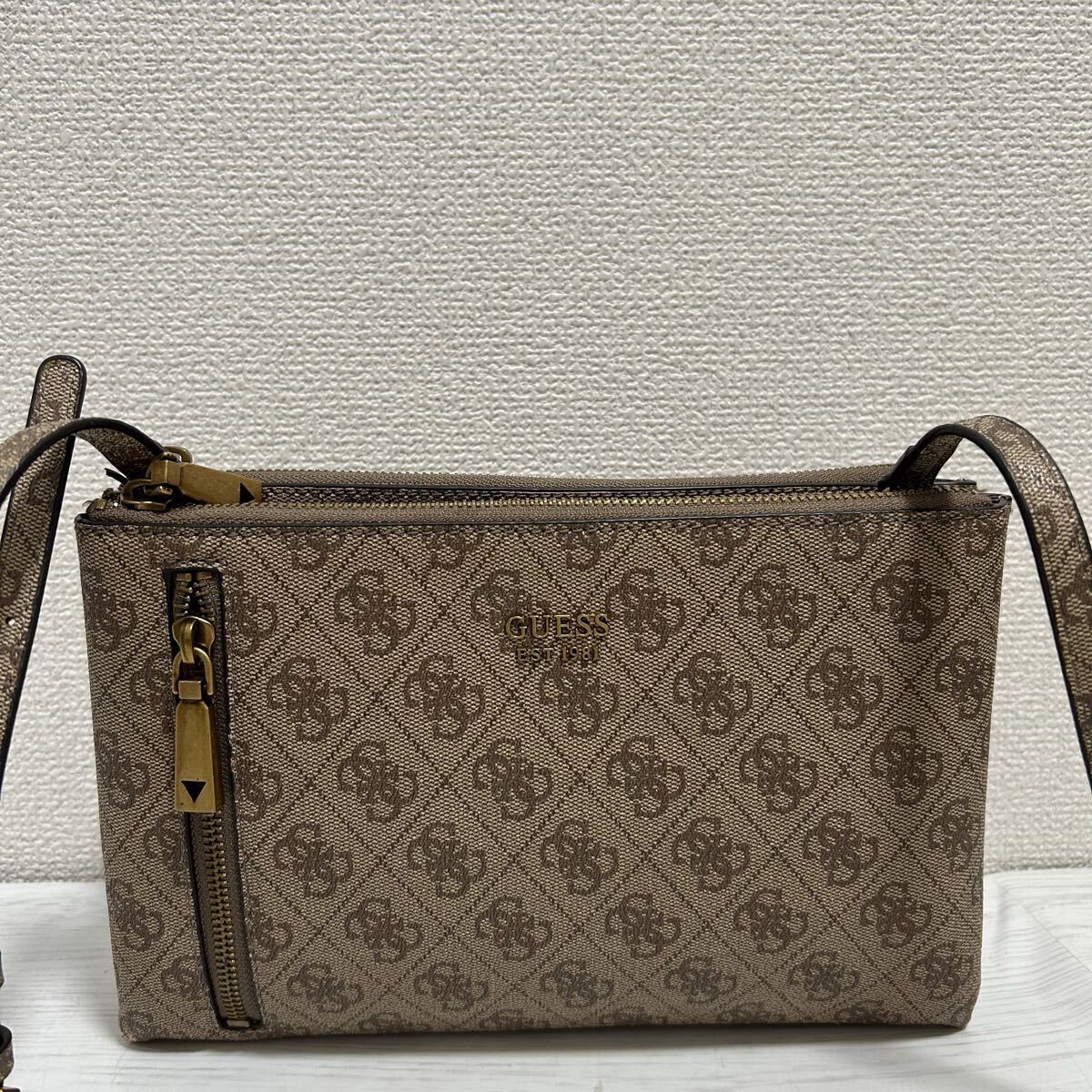 GUESS ゲス レディース 斜め掛け ショルダーバッグ ポシェット クロスボディバッグ 総柄 ベージュ PVC ゴールド金具 可愛い 高級 ブランド拍卖