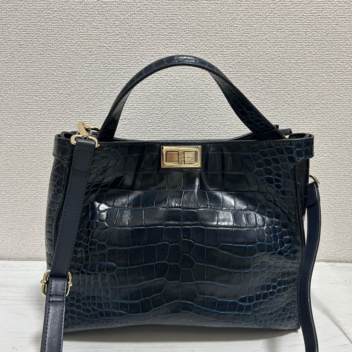 美品 La Passerella ラ パッセーラ レディース 2way ショルダーバッグ トートバッグ クロコ型押し ワニ柄 ゴールド金具 ネイビー レザー 拍卖