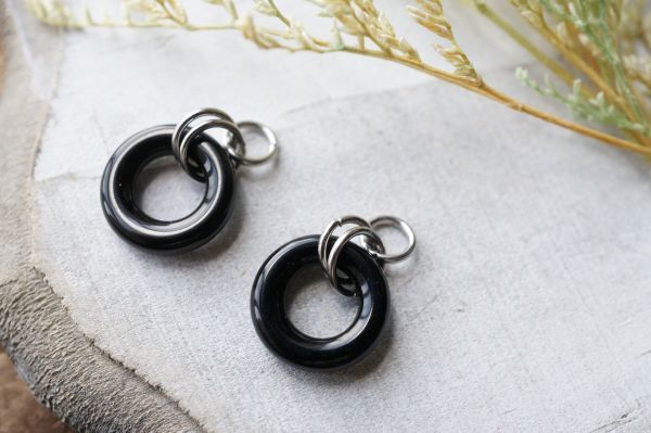 【フープ用チャーム】サージカルステンレス236 オニキスリング チャーム 1ペア 金属アレルギー対応金具使用 ピアスチャーム     拍卖