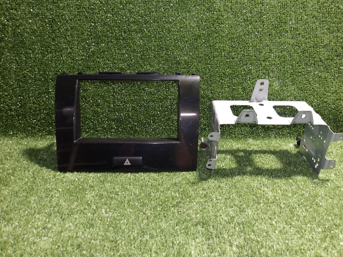 【C】スズキ ワゴンRスティングレー MH23S 純正 オーディオパネル ステーセット 73823-70K1 横17.2cm×縦10.2cm拍卖