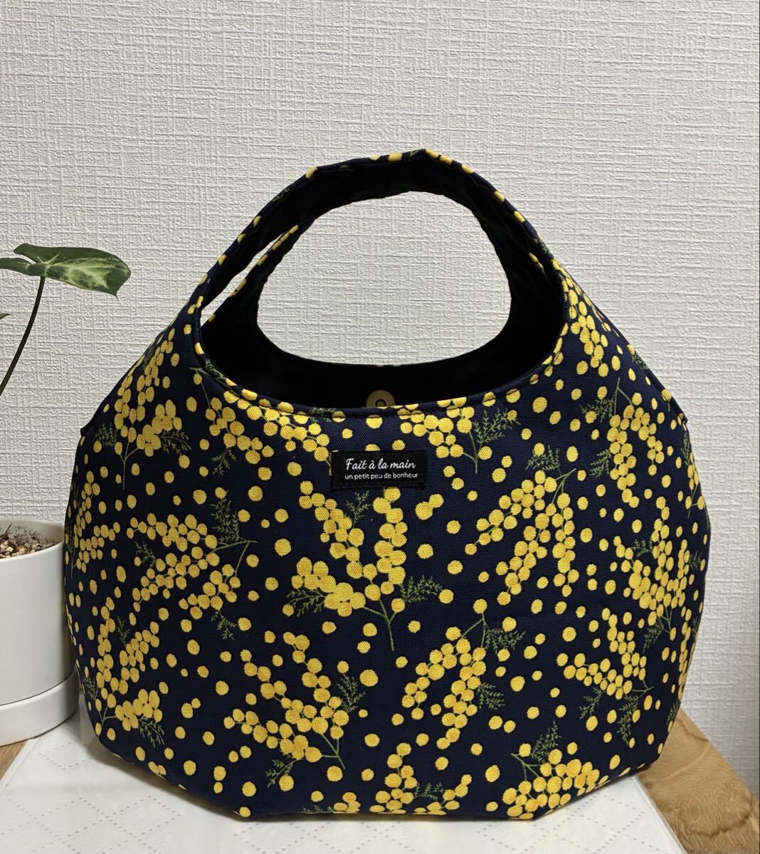 ふんわり ころりんバッグ グラニーバッグ 丸底バッグ 布バッグ ハンドメイド布バッグ ころんとバッグ 花柄 ミモザ ネイビー拍卖