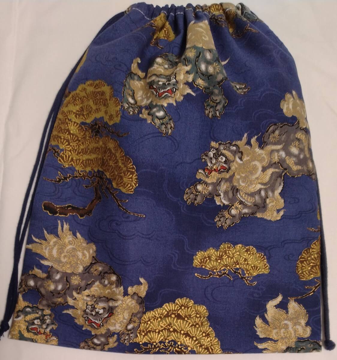 巾着袋■金彩雲海に松と獅子 紺【約よこ22cm×たて28cm】和柄 国産拍卖