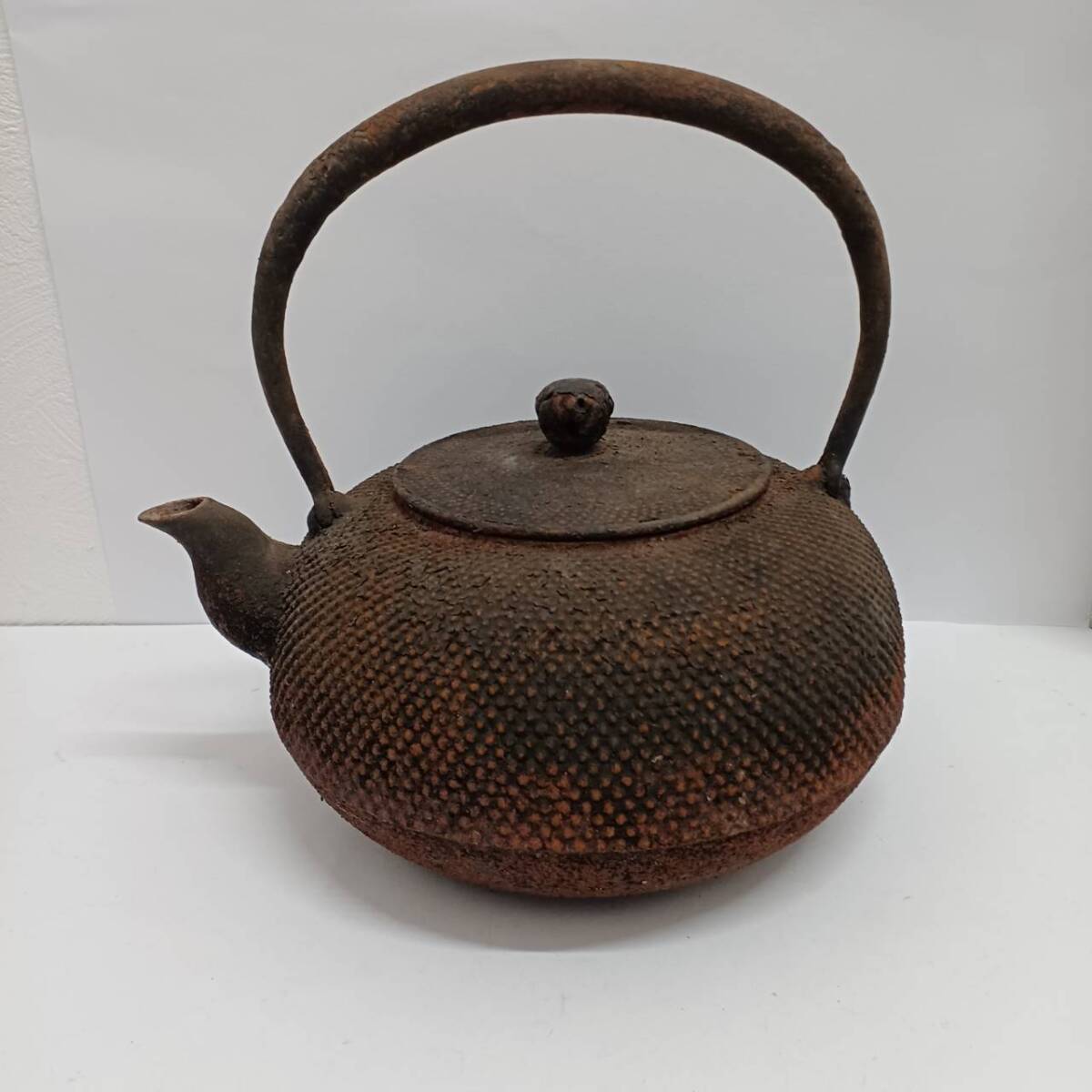 鉄瓶 霰 アラレ 約1.7kg サビあり 製造元不明 茶道具 煎茶道 伝統工芸品 長期保管品 ヴィンテージ拍卖